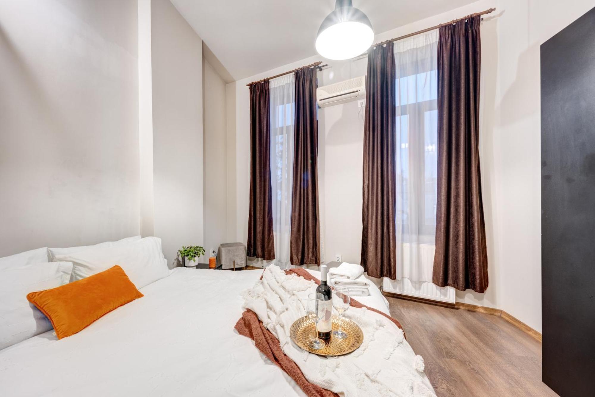 Holiday Apartments Букурещ Екстериор снимка